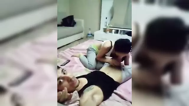 Турецкая сучка сосет парню во время селфи